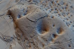 Stranski pogled na digitalni model terena (pogled iz južne strani). Na vrhu Cvingerja izrazito izstopajo ostanki nekaj metrov visokega obzidja 02